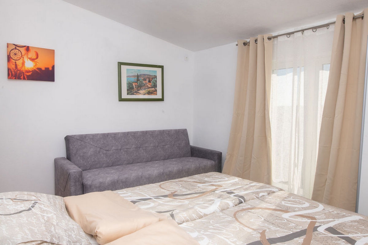 Comfortable and spacious house with terrace and sea view Čista Velika, Vodice  K