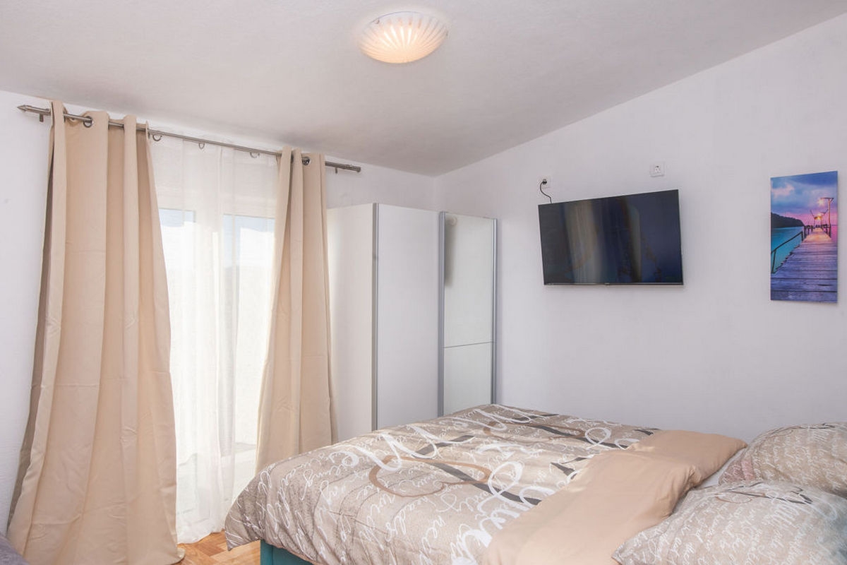 Comfortable and spacious house with terrace and sea view Čista Velika, Vodice  K