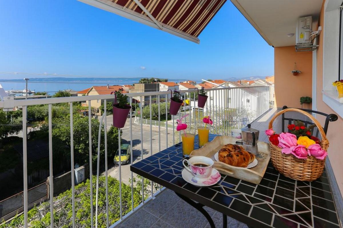 Three bedroom apartment with balcony and sea view Kaštel Gomilica, Kaštela  A-a