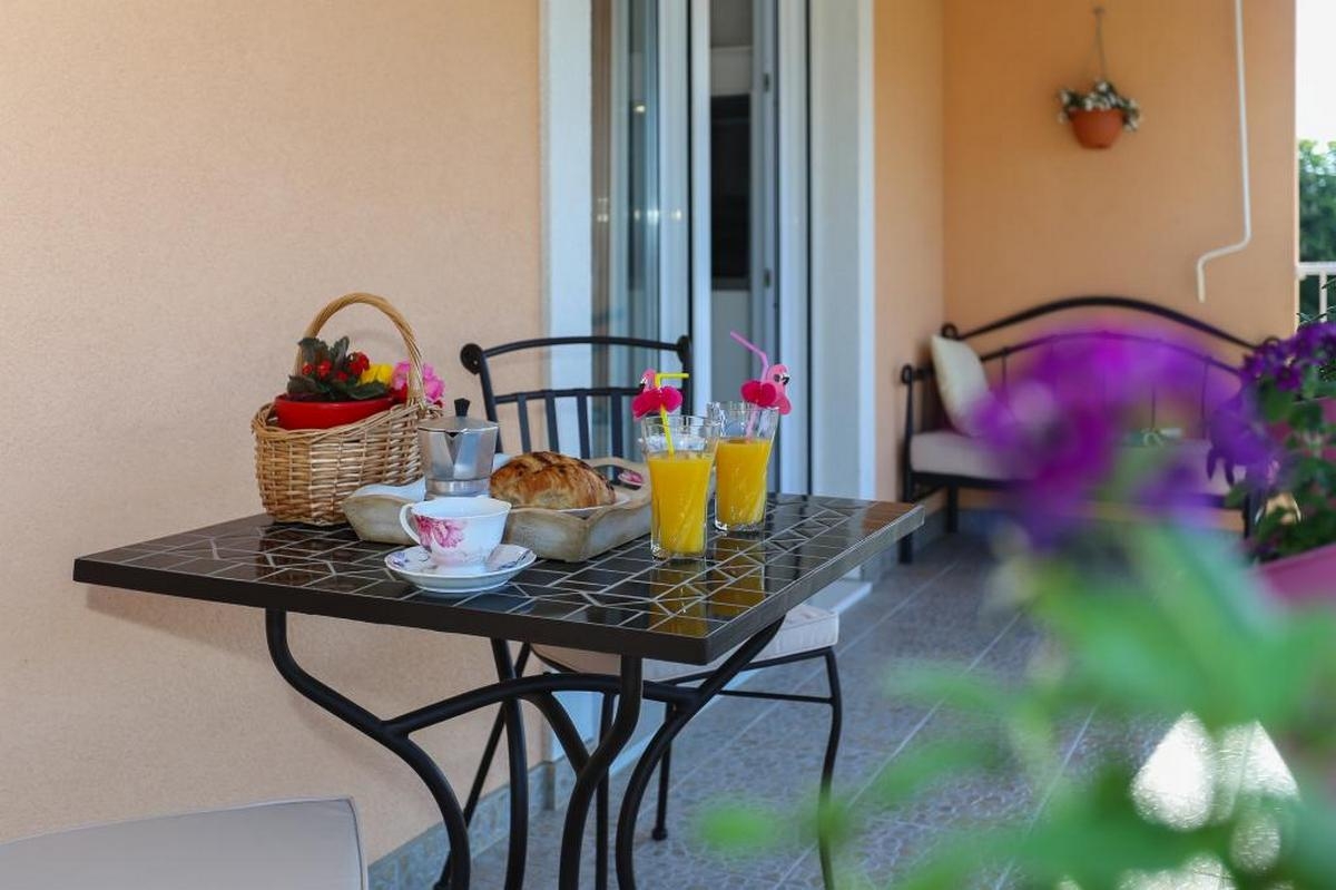 Three bedroom apartment with balcony and sea view Kaštel Gomilica, Kaštela (A-20245-a)