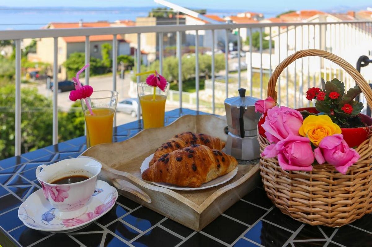 Three bedroom apartment with balcony and sea view Kaštel Gomilica, Kaštela  A-a