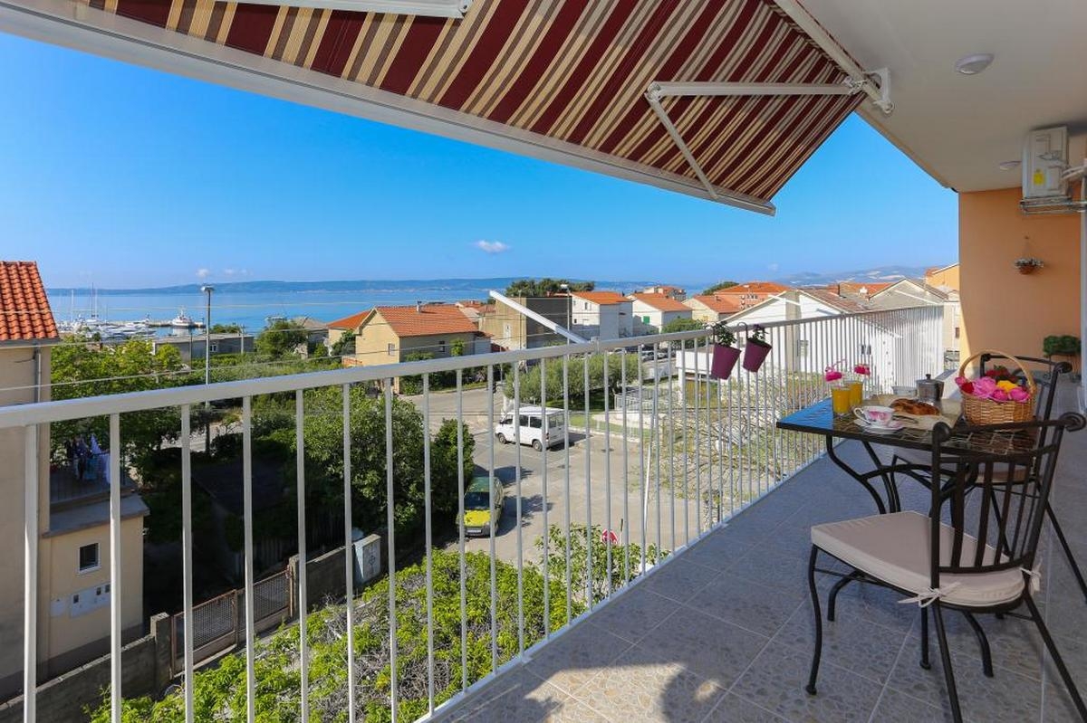 Three bedroom apartment with balcony and sea view Kaštel Gomilica, Kaštela  A-a