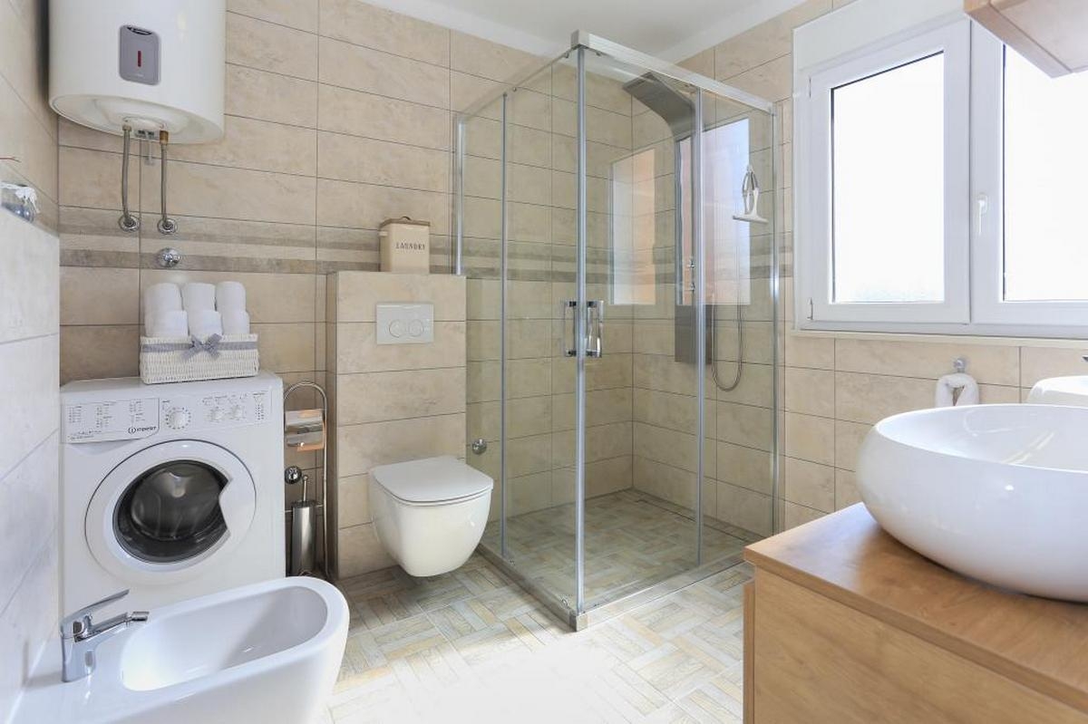Three bedroom apartment with balcony and sea view Kaštel Gomilica, Kaštela  A-a