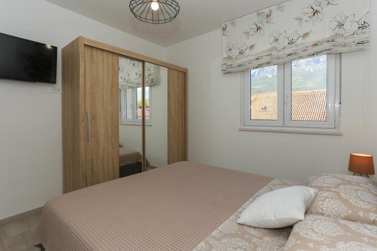 Three bedroom apartment with balcony and sea view Kaštel Gomilica, Kaštela  A-a