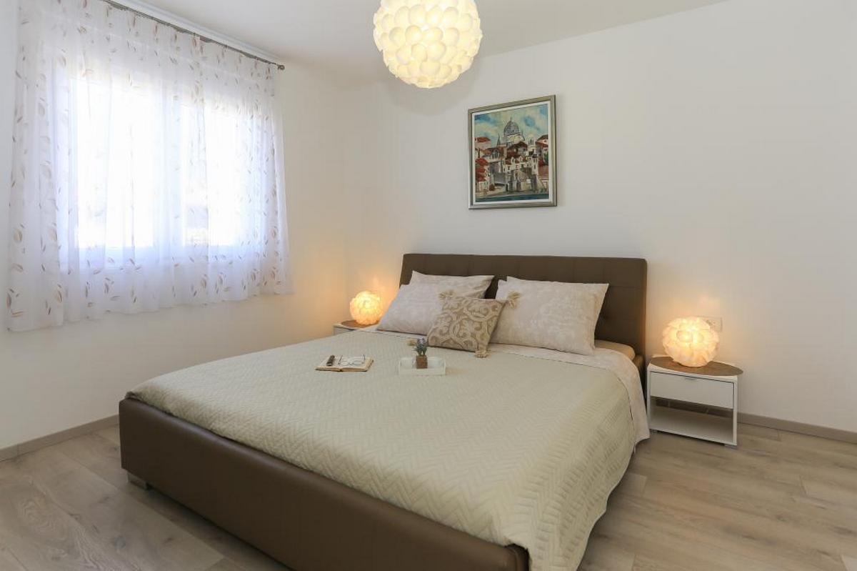 Three bedroom apartment with balcony and sea view Kaštel Gomilica, Kaštela  A-a