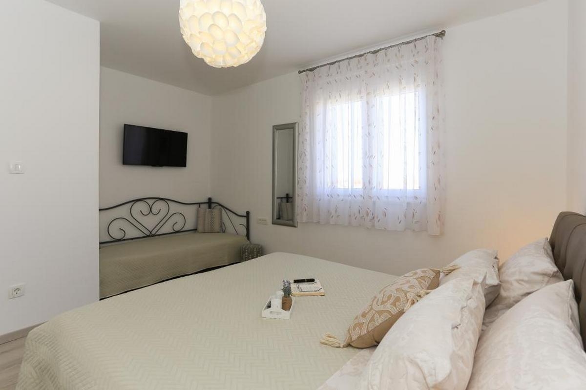 Three bedroom apartment with balcony and sea view Kaštel Gomilica, Kaštela  A-a
