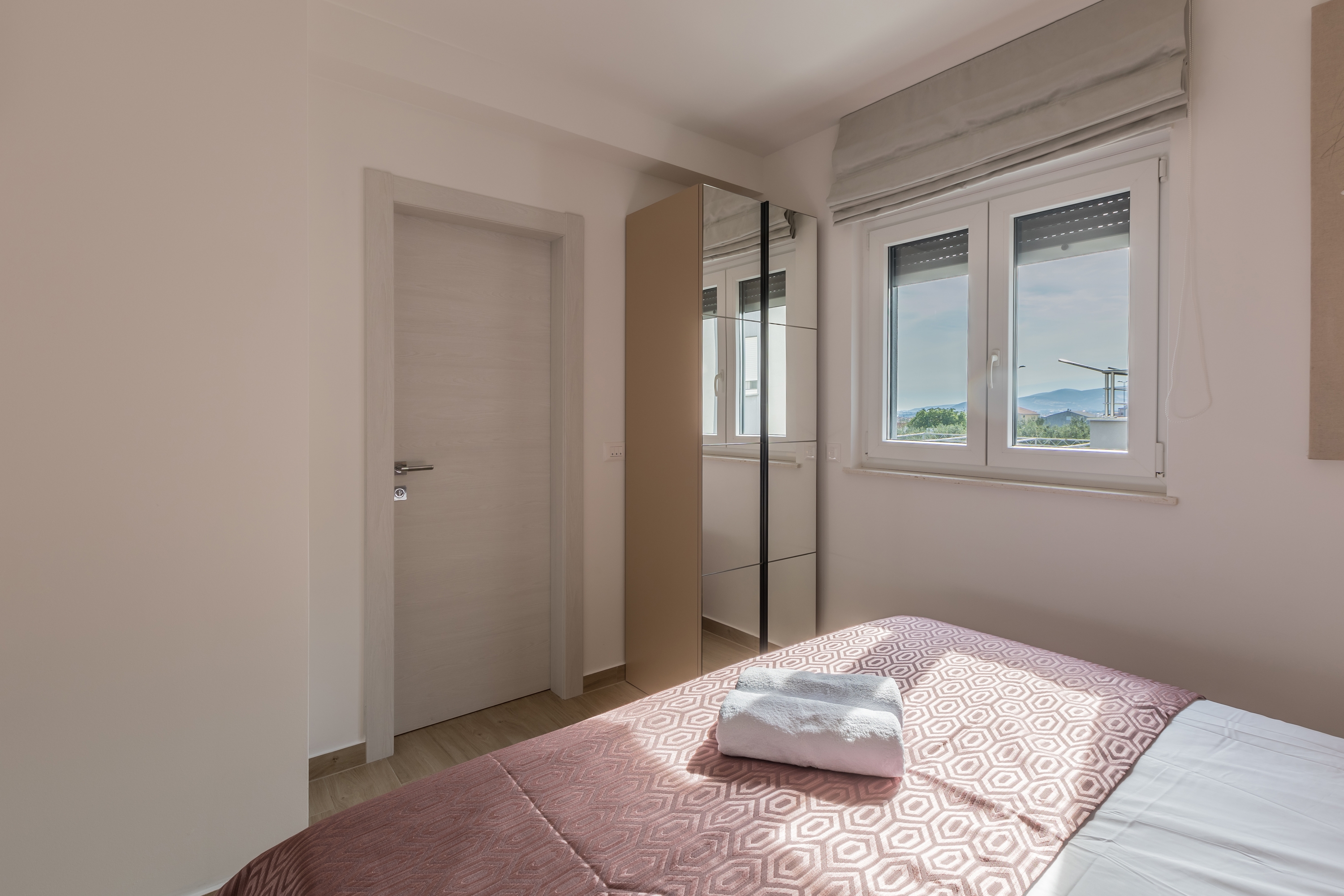Three bedroom apartment with terrace and sea view Kaštel Lukšić, Kaštela  A-c