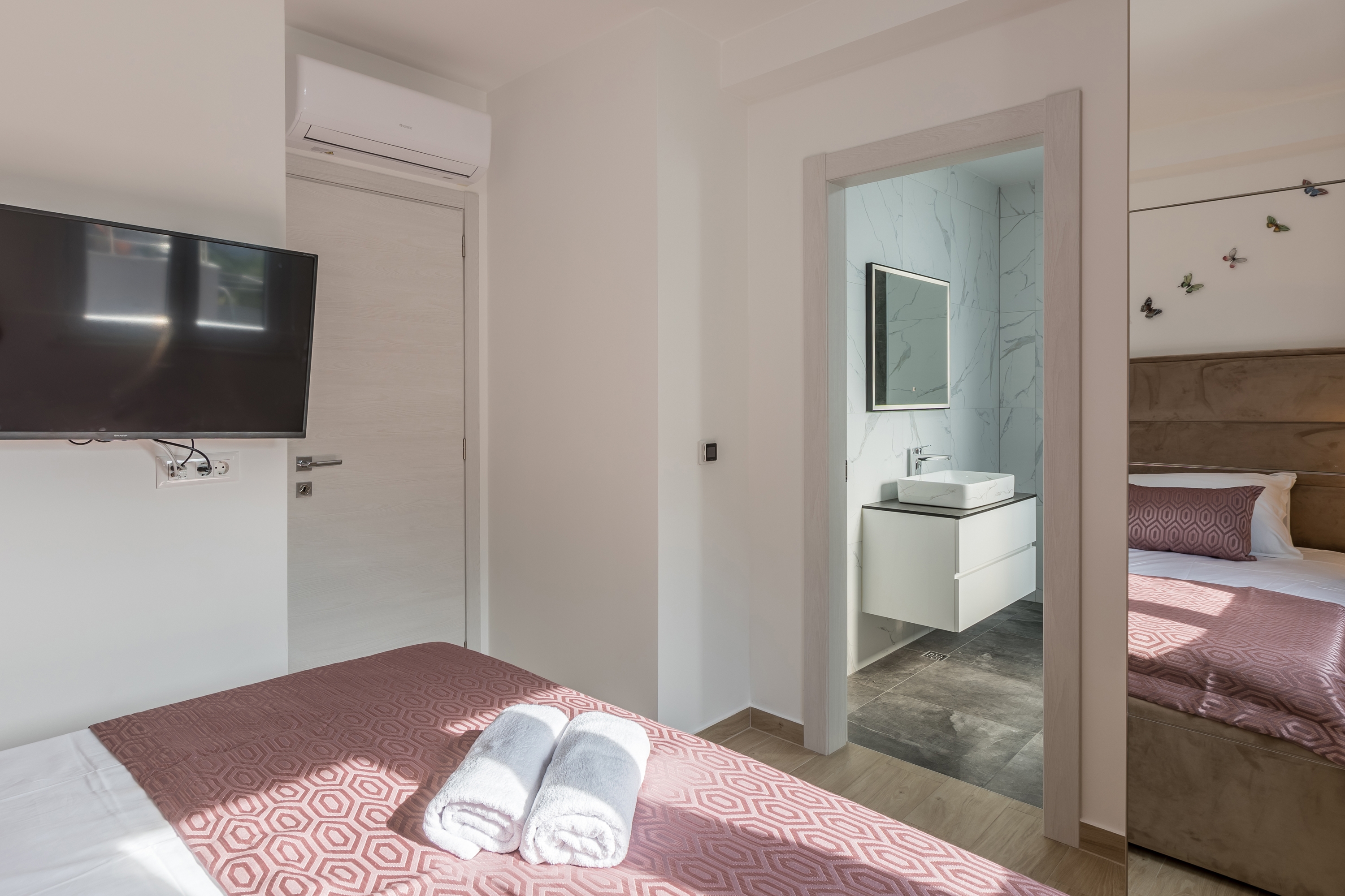 Three bedroom apartment with terrace and sea view Kaštel Lukšić, Kaštela  A-c