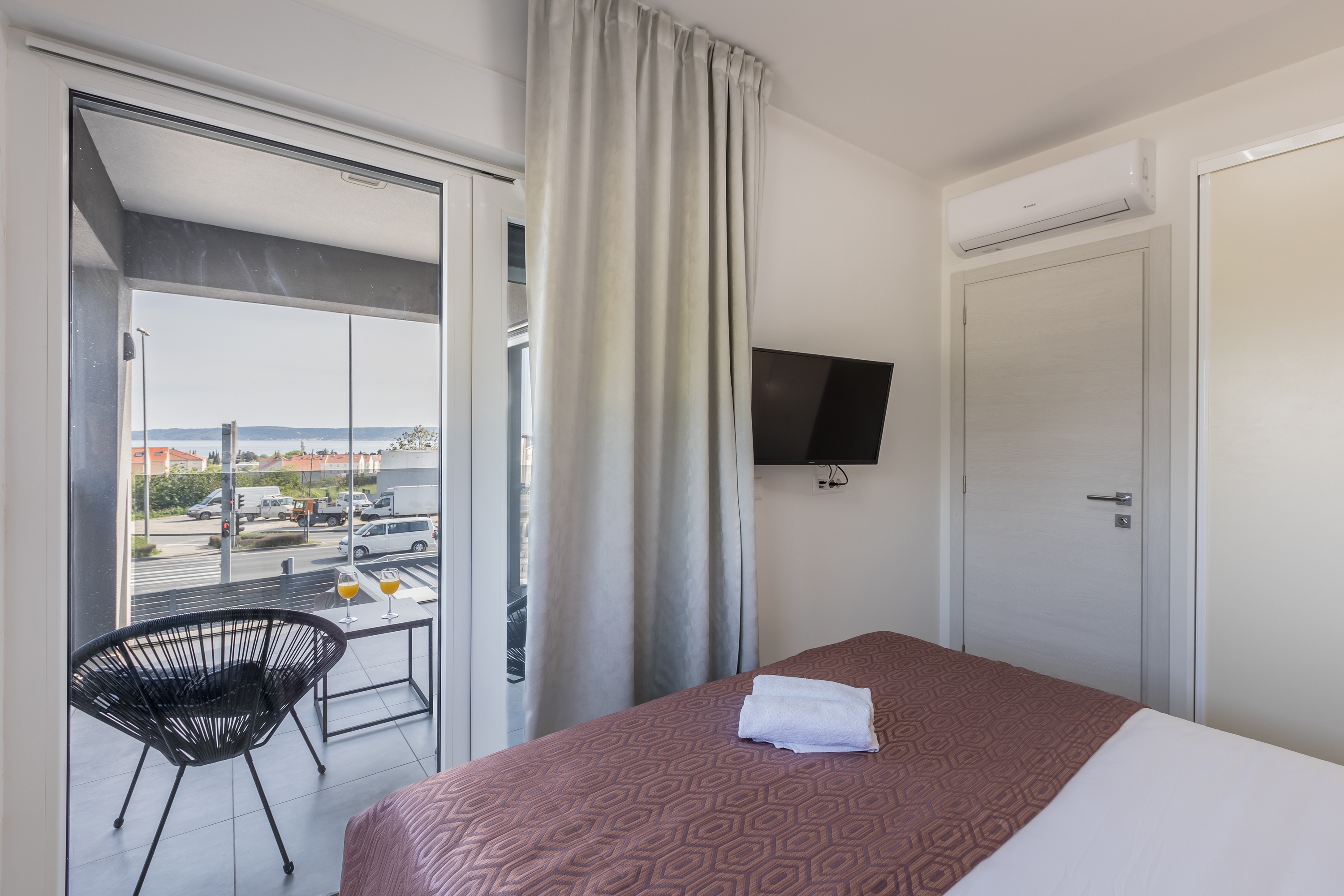 Three bedroom apartment with terrace and sea view Kaštel Lukšić, Kaštela  A-c