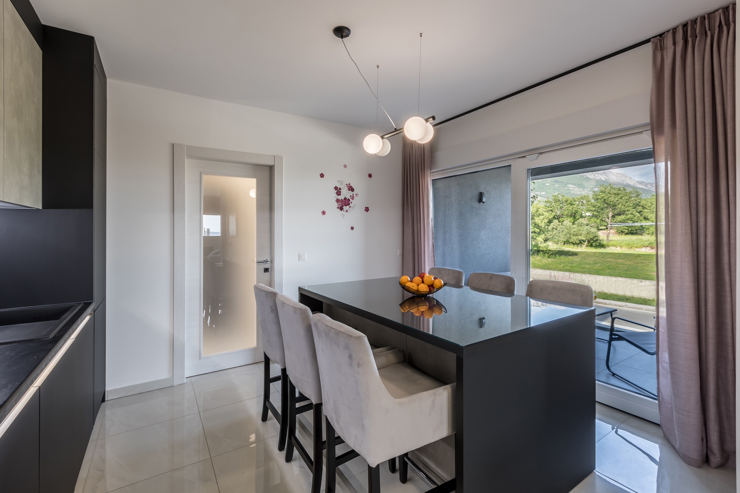 Three bedroom apartment with terrace and sea view Kaštel Lukšić, Kaštela  A-c