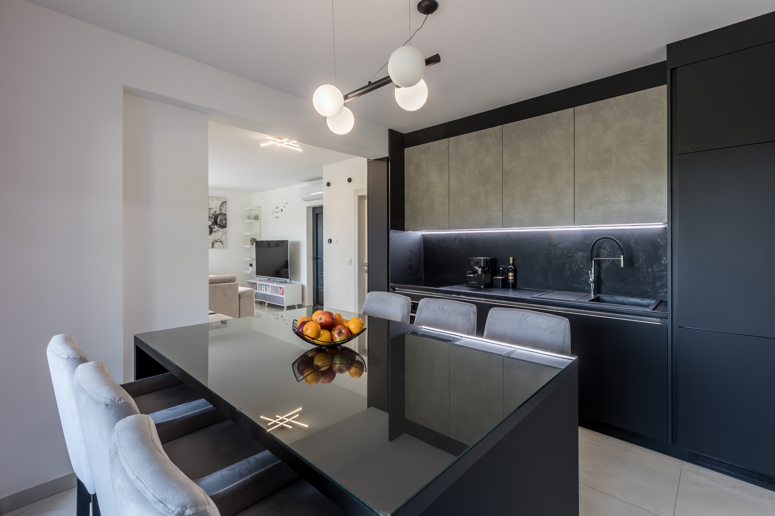 Three bedroom apartment with terrace and sea view Kaštel Lukšić, Kaštela  A-c