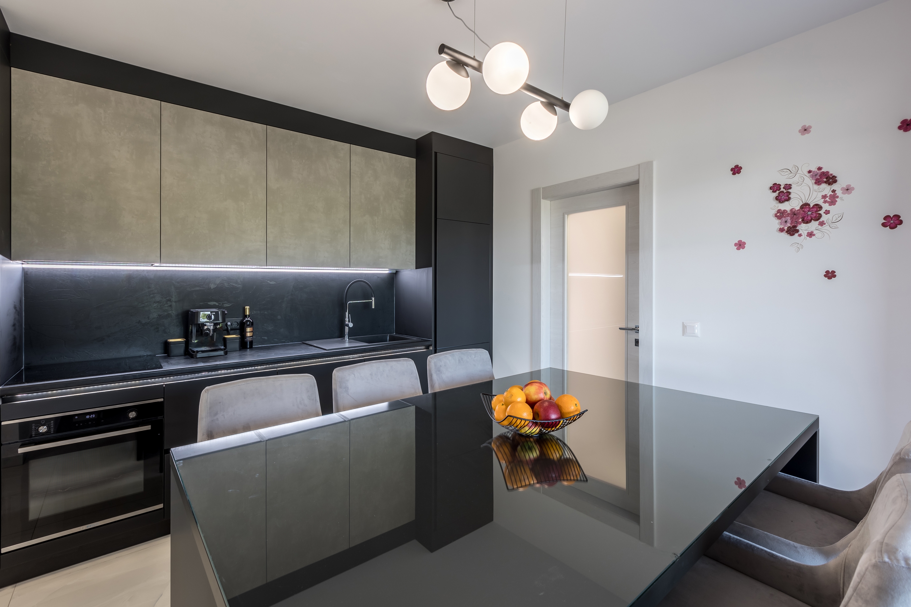 Three bedroom apartment with terrace and sea view Kaštel Lukšić, Kaštela  A-c