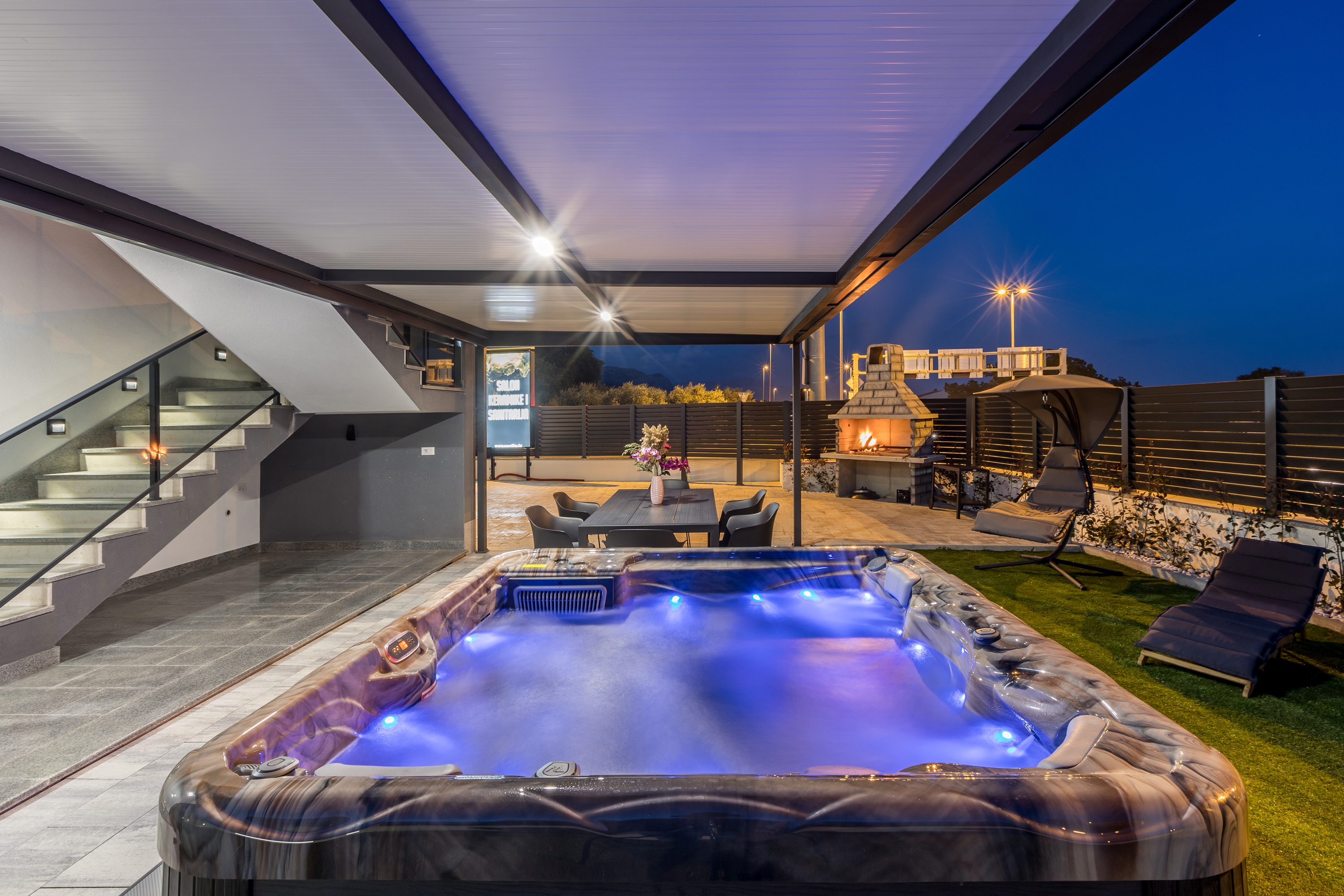 Three bedroom apartment with terrace and sea view Kaštel Lukšić, Kaštela  A-c