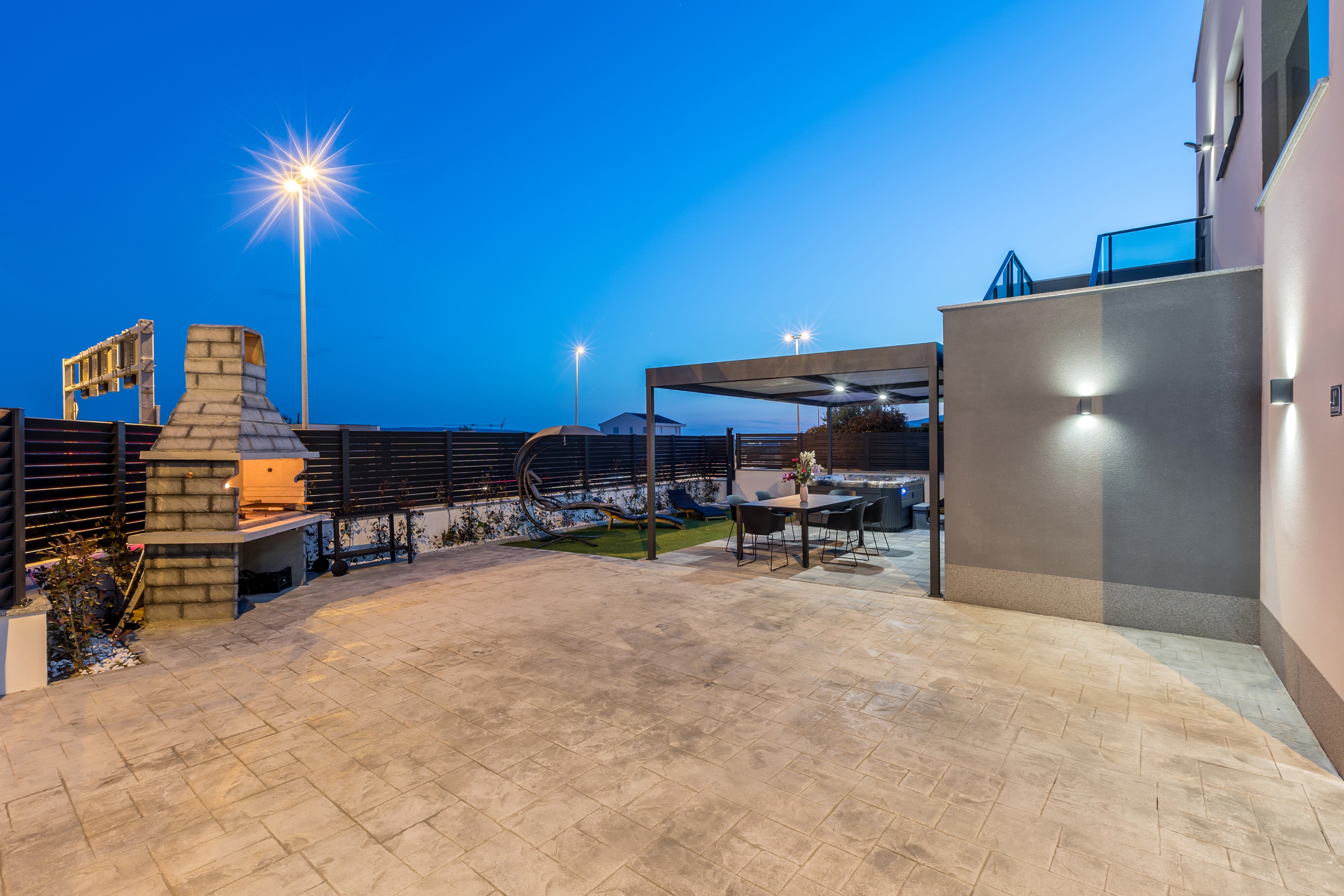 Three bedroom apartment with terrace and sea view Kaštel Lukšić, Kaštela  A-c