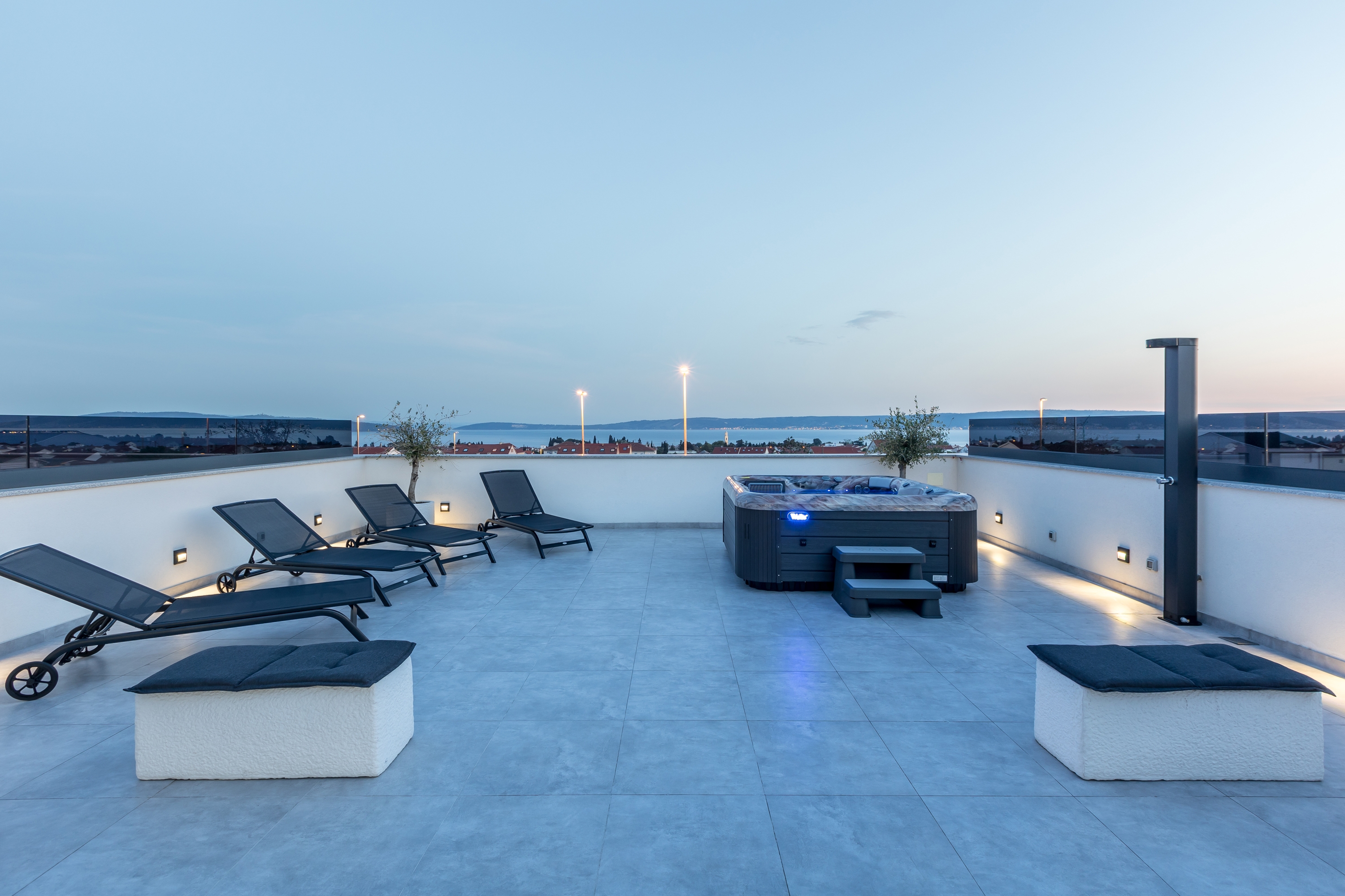 Two bedroom apartment with terrace and sea view Kaštel Lukšić, Kaštela  A-d