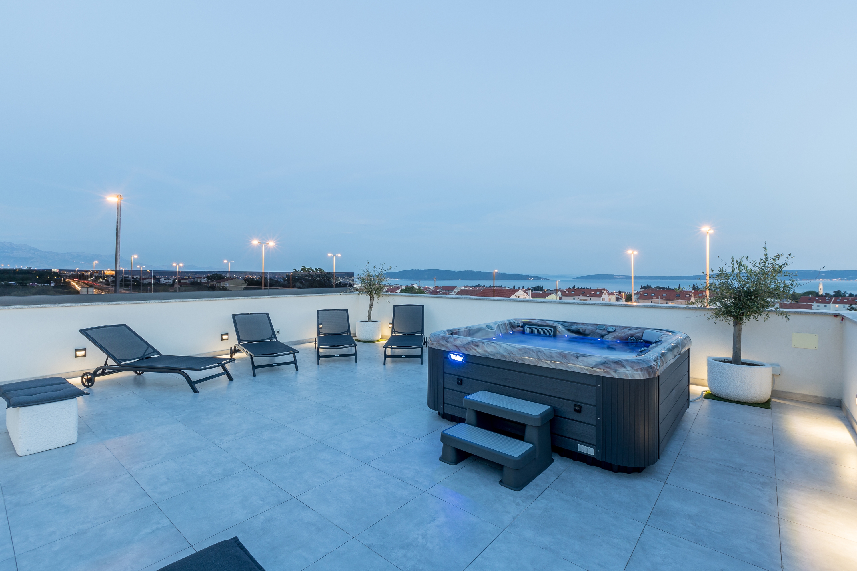 Two bedroom apartment with terrace and sea view Kaštel Lukšić, Kaštela  A-d