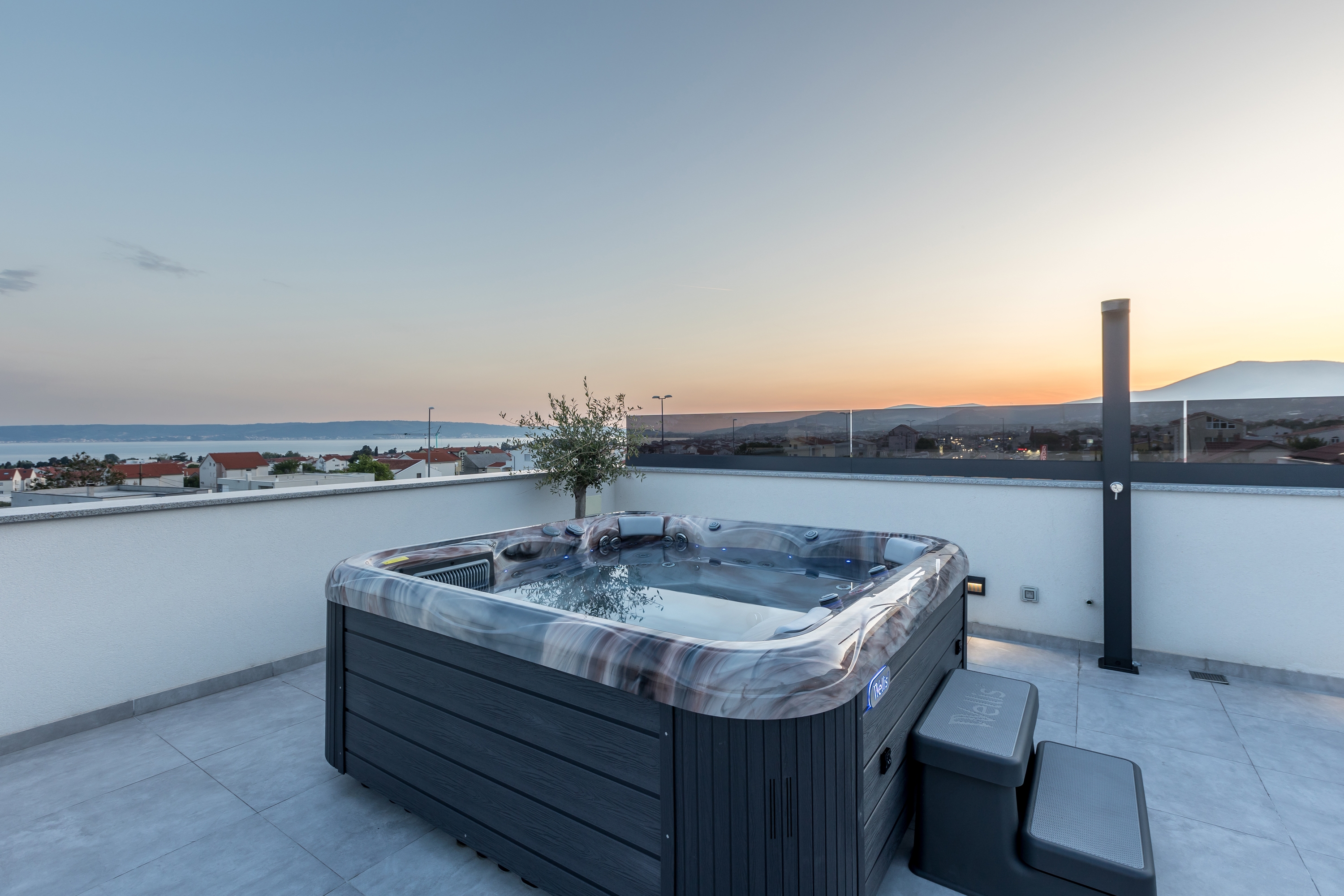 Two bedroom apartment with terrace and sea view Kaštel Lukšić, Kaštela  A-d