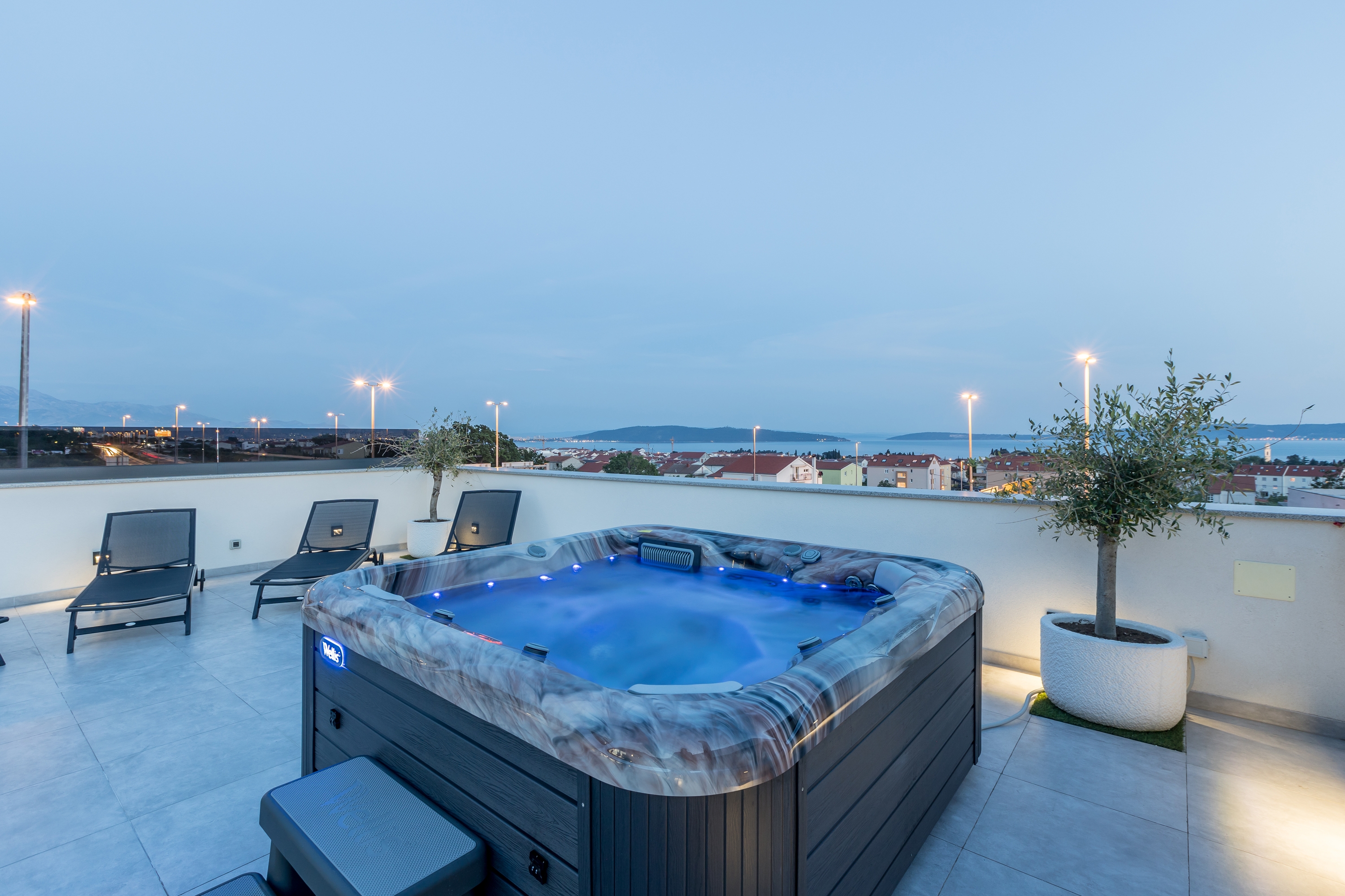 Two bedroom apartment with terrace and sea view Kaštel Lukšić, Kaštela  A-d