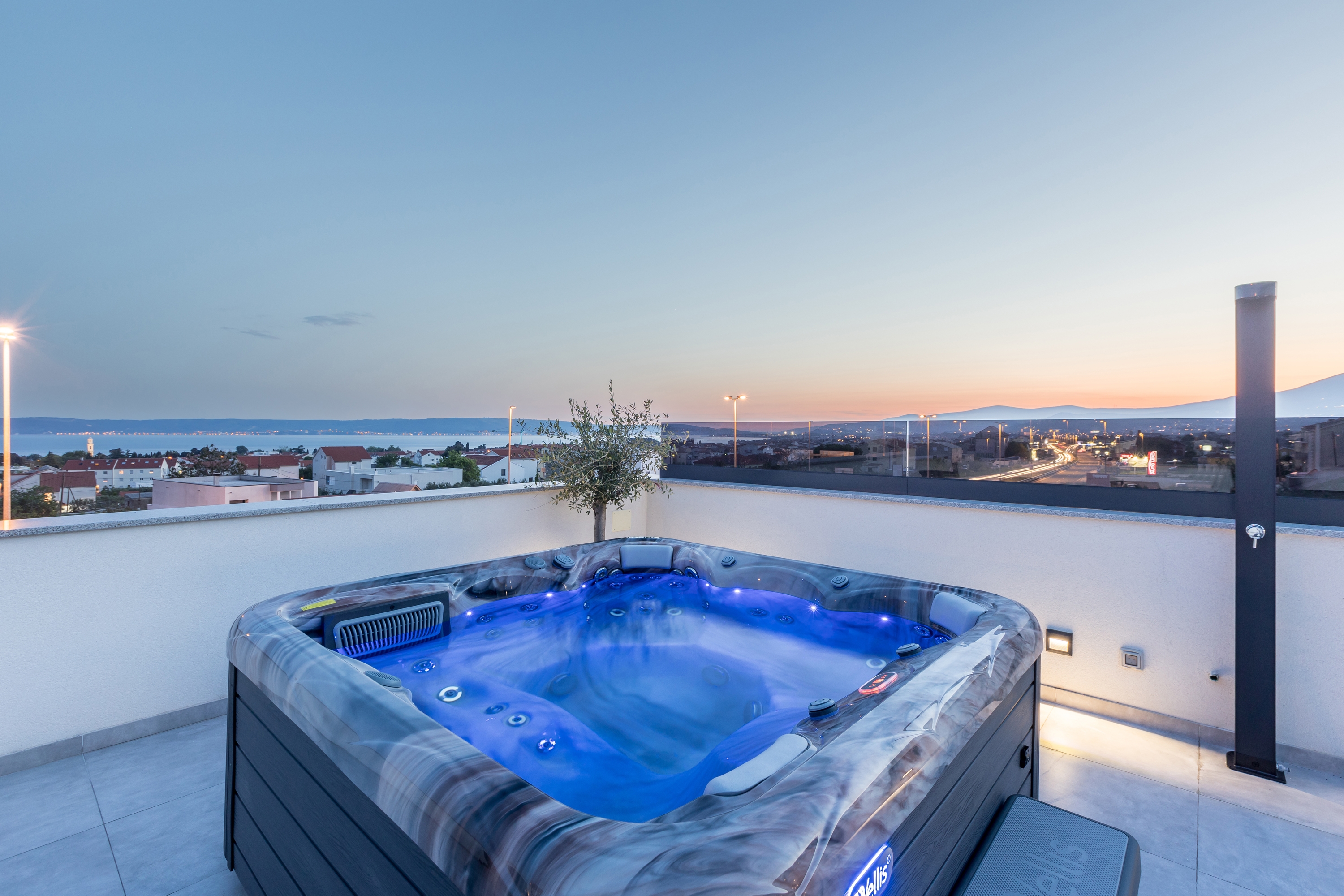 Two bedroom apartment with terrace and sea view Kaštel Lukšić, Kaštela  A-d