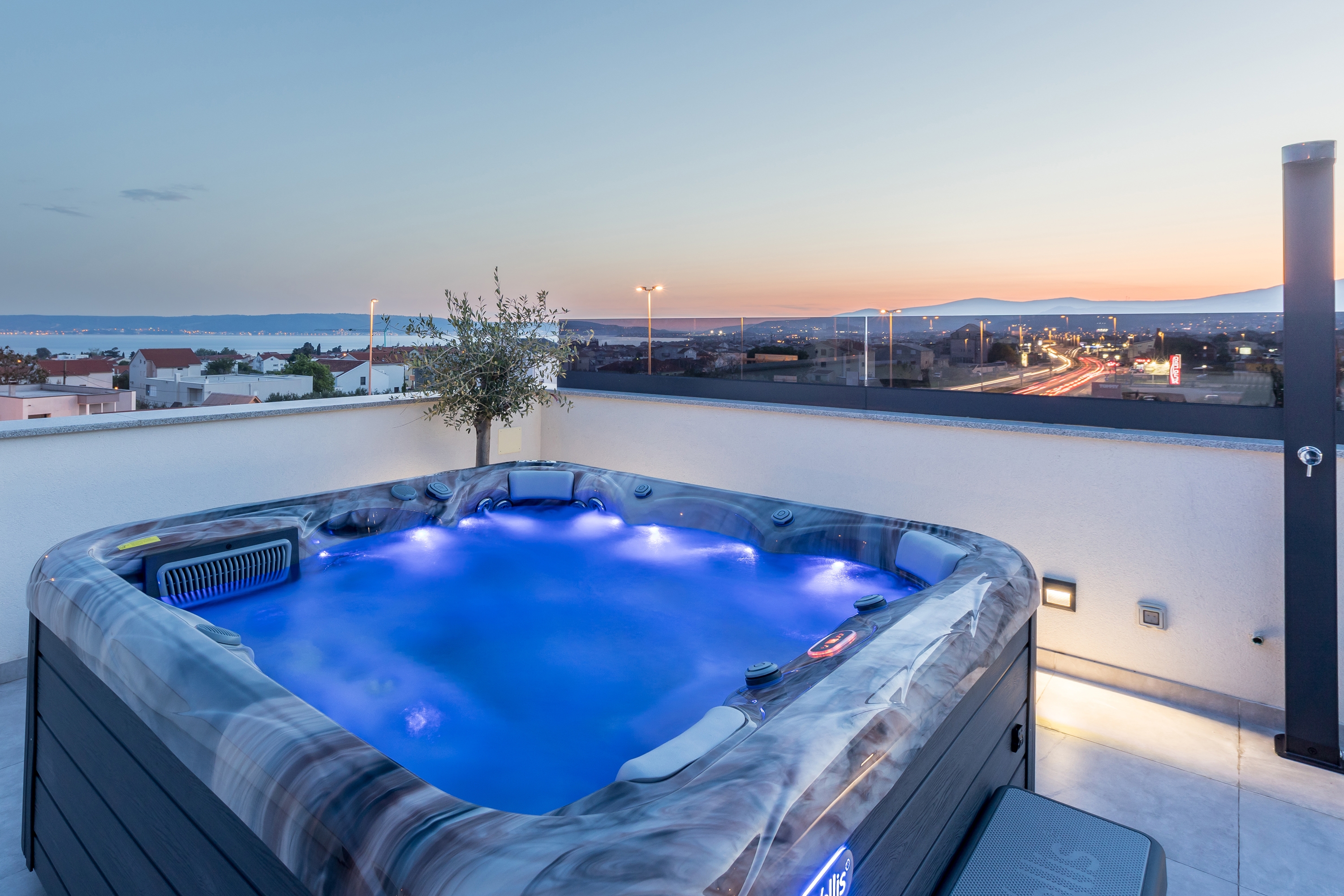 Two bedroom apartment with terrace and sea view Kaštel Lukšić, Kaštela  A-d