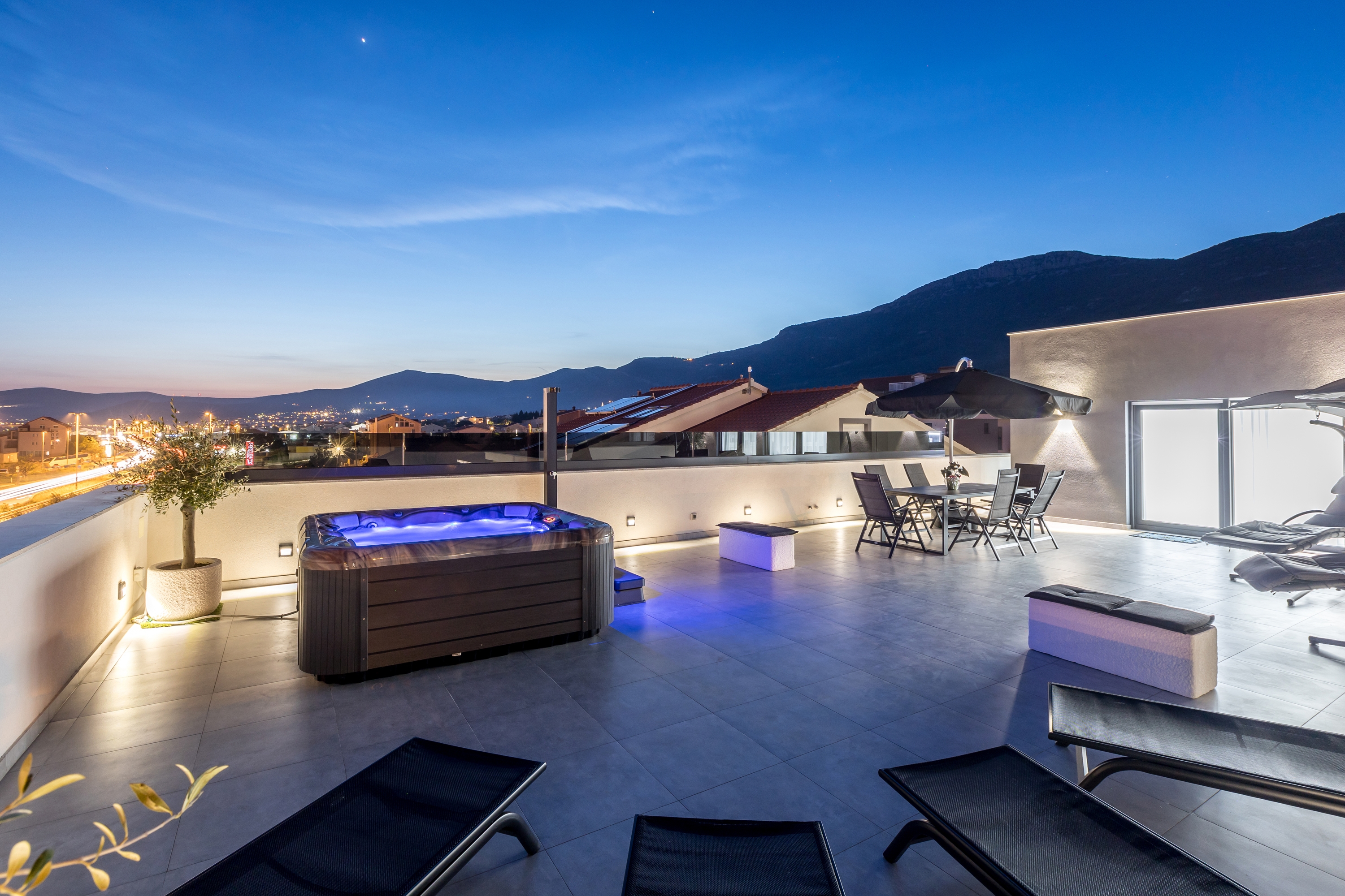 Two bedroom apartment with terrace and sea view Kaštel Lukšić, Kaštela  A-d