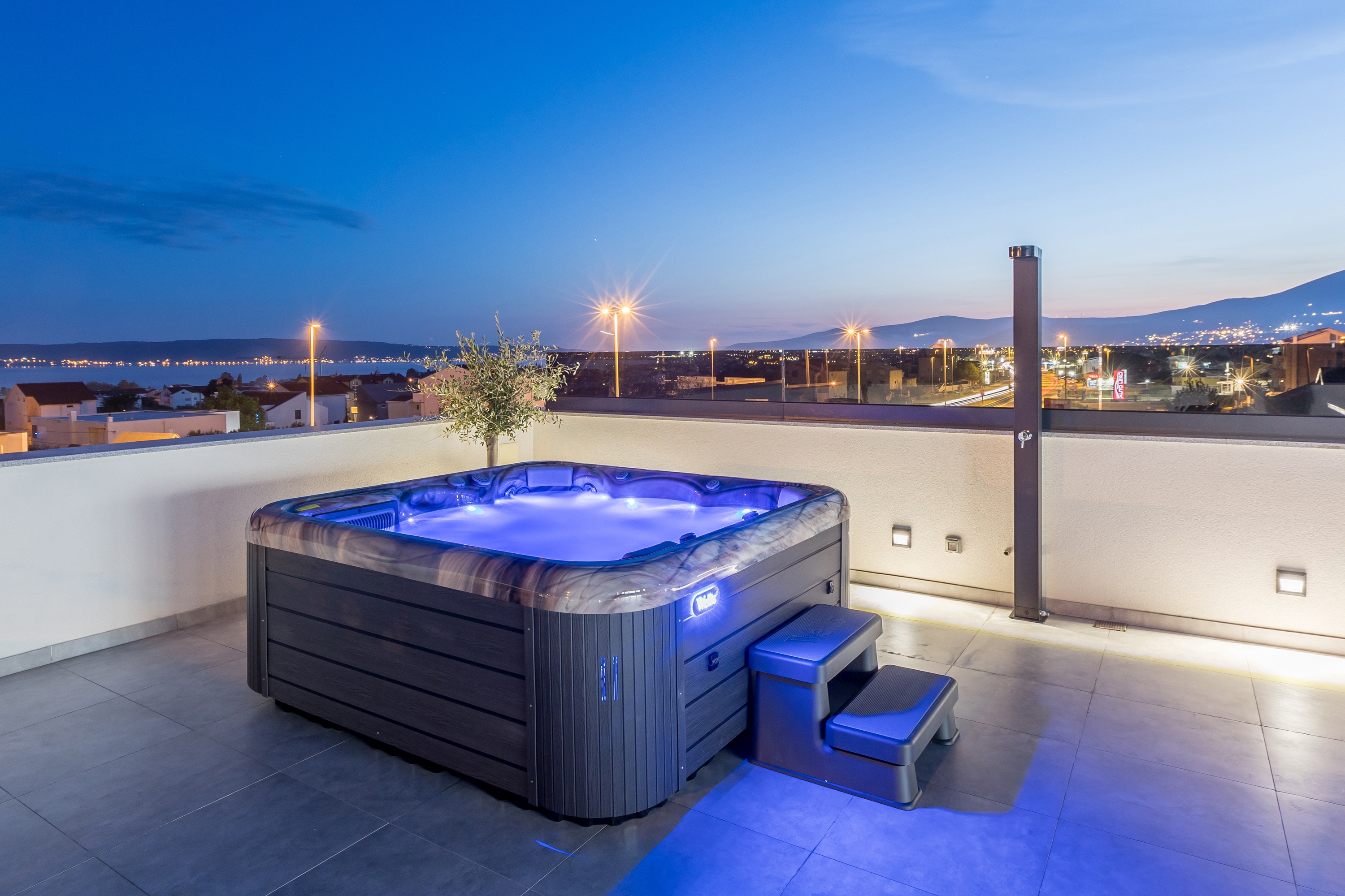 Two bedroom apartment with terrace and sea view Kaštel Lukšić, Kaštela  A-d