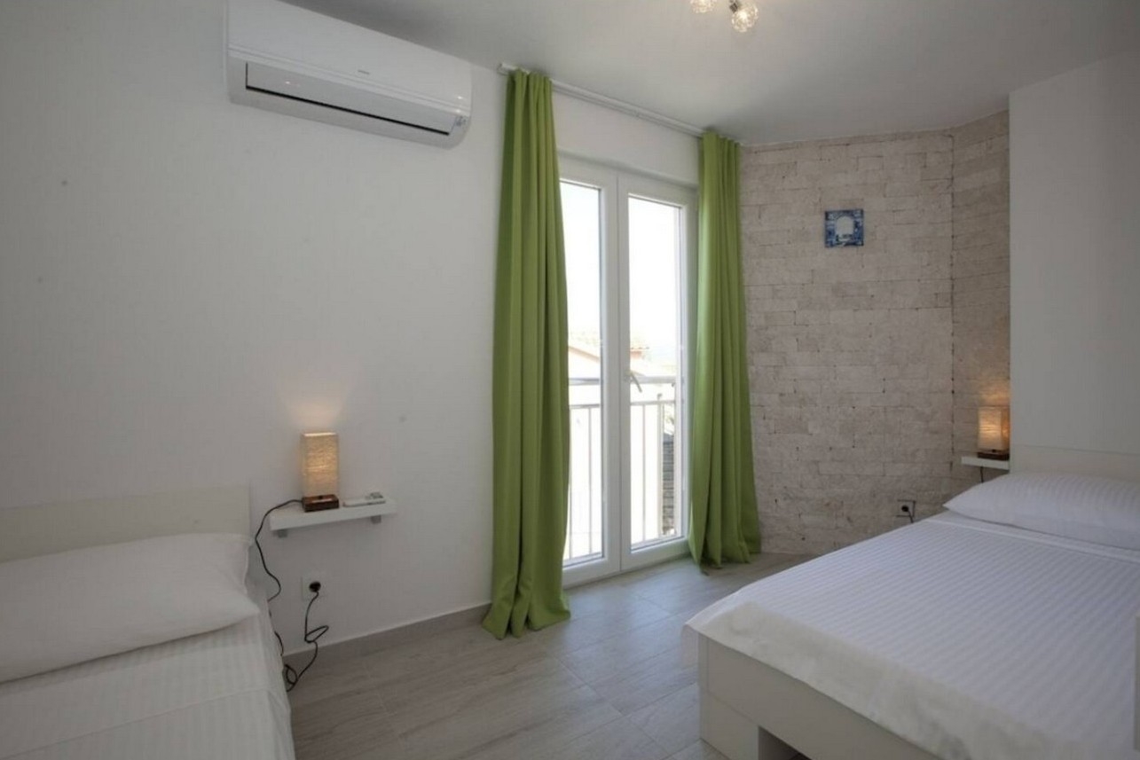 Three bedroom house with terrace and sea view Mastrinka, Čiovo  K
