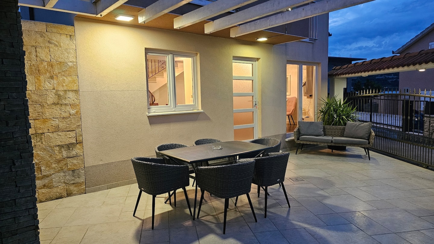 Three bedroom house with terrace and sea view Mastrinka, Čiovo  K