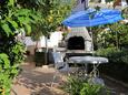Seget Donji, Trogir, Courtyard 2029 - Apartments near sea with pebble beach.