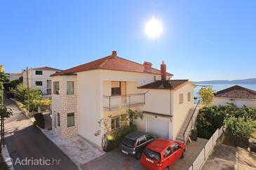 Seget Donji, Trogir, Hébergement 2029 - Appartement à proximité de la mer avec une plage de galets.