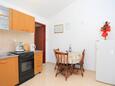 Slatine, Dining room in the apartment, air condition available, (pet friendly) and WiFi.