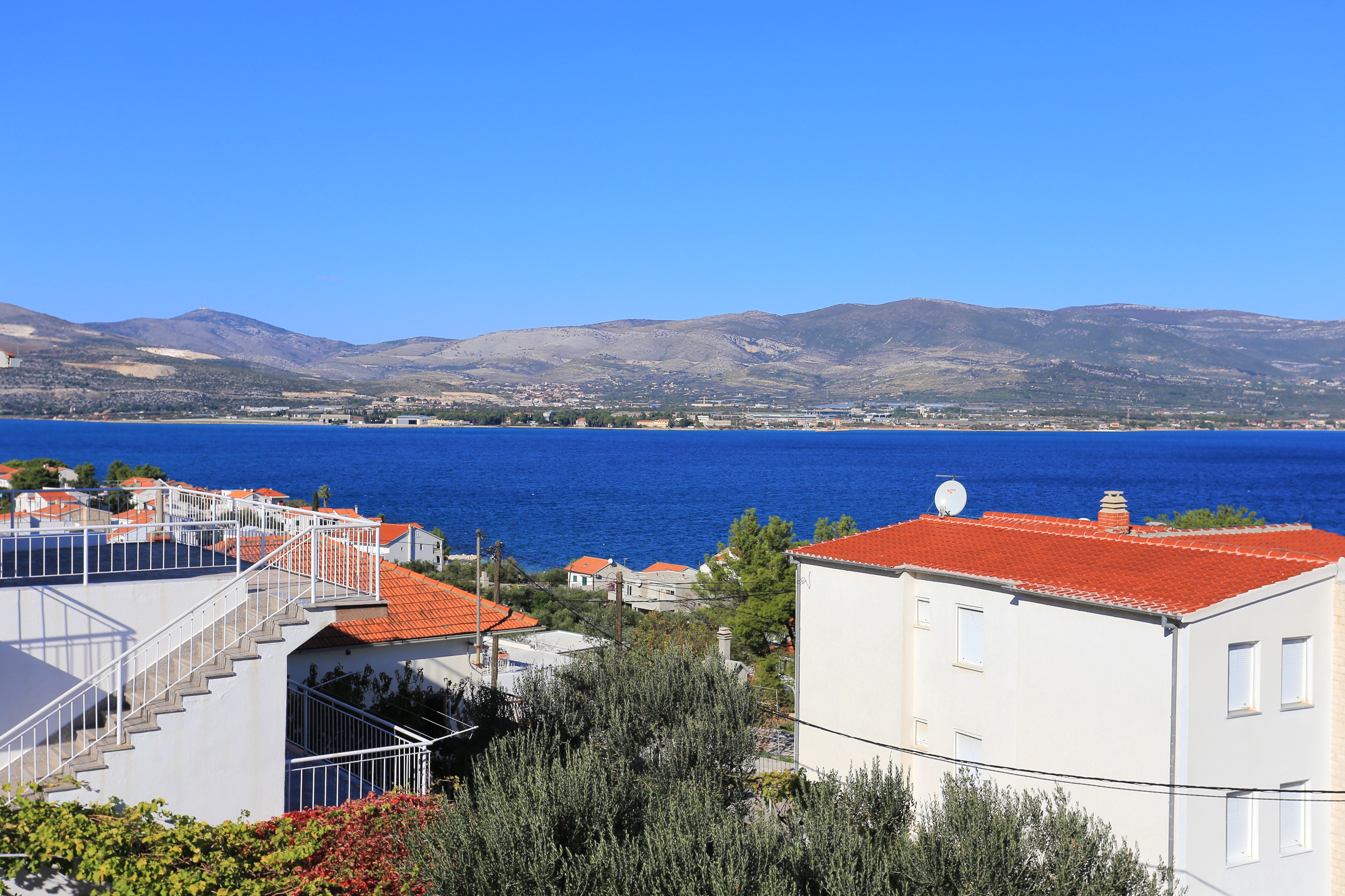 One bedroom apartment with terrace and sea view Slatine, Čiovo  A-b