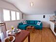 Plat, Living room in the apartment, air condition available and WiFi.