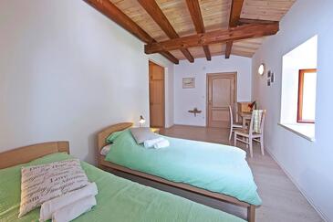 Zaton Mali, Dormitorio in the room, air condition available y WiFi.