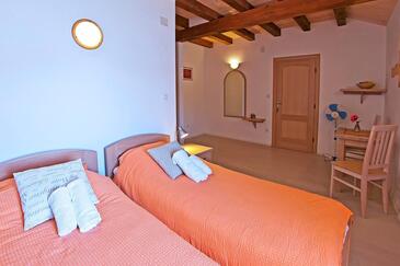 Zaton Mali, Dormitorio in the room, air condition available y WiFi.