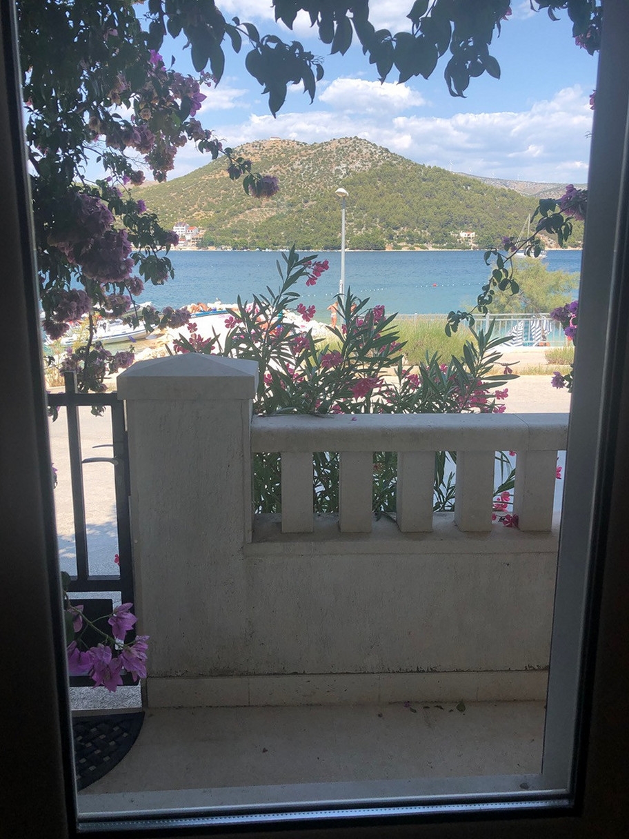 One bedroom apartment near beach Marina, Trogir  A-a