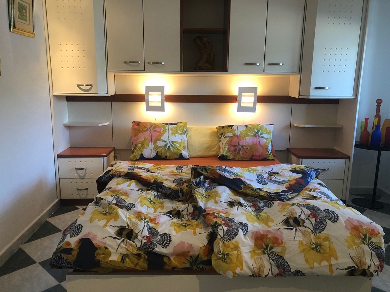 One bedroom apartment near beach Marina, Trogir  A-a