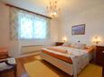 Спальня 1 Malinska, Спальня 1 в размещении типа apartment, WiFi.