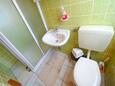 Malinska, Bathroom in the studio-apartment, (pet friendly) and WiFi.