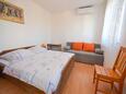 Malinska, Bedroom in the studio-apartment, air condition available, (pet friendly) and WiFi.