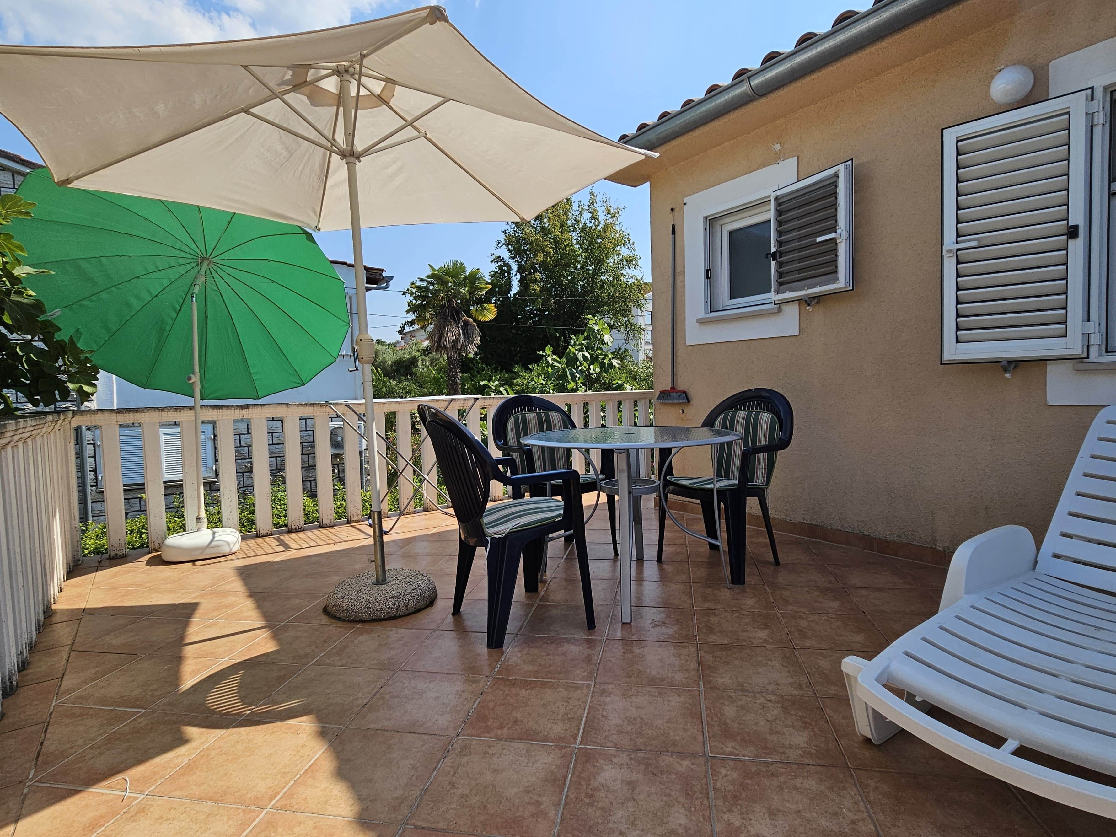 One bedroom apartment with terrace and sea view Malinska, Krk  A-a