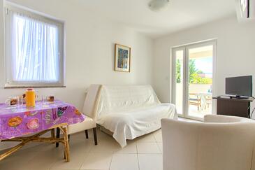 Krk, Sala de estar in the apartment, air condition available, (pet friendly) y WiFi.