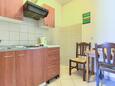 Kuchyně Krk, Kuchyně v ubytování typu studio-apartment, domácí mazlíčci povoleni a WiFi.