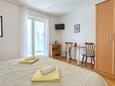 Krk, Eetkamer in the studio-apartment, (pet friendly) en WiFi.