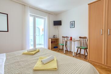 Krk, Dining room in the studio-apartment, (pet friendly) and WiFi.