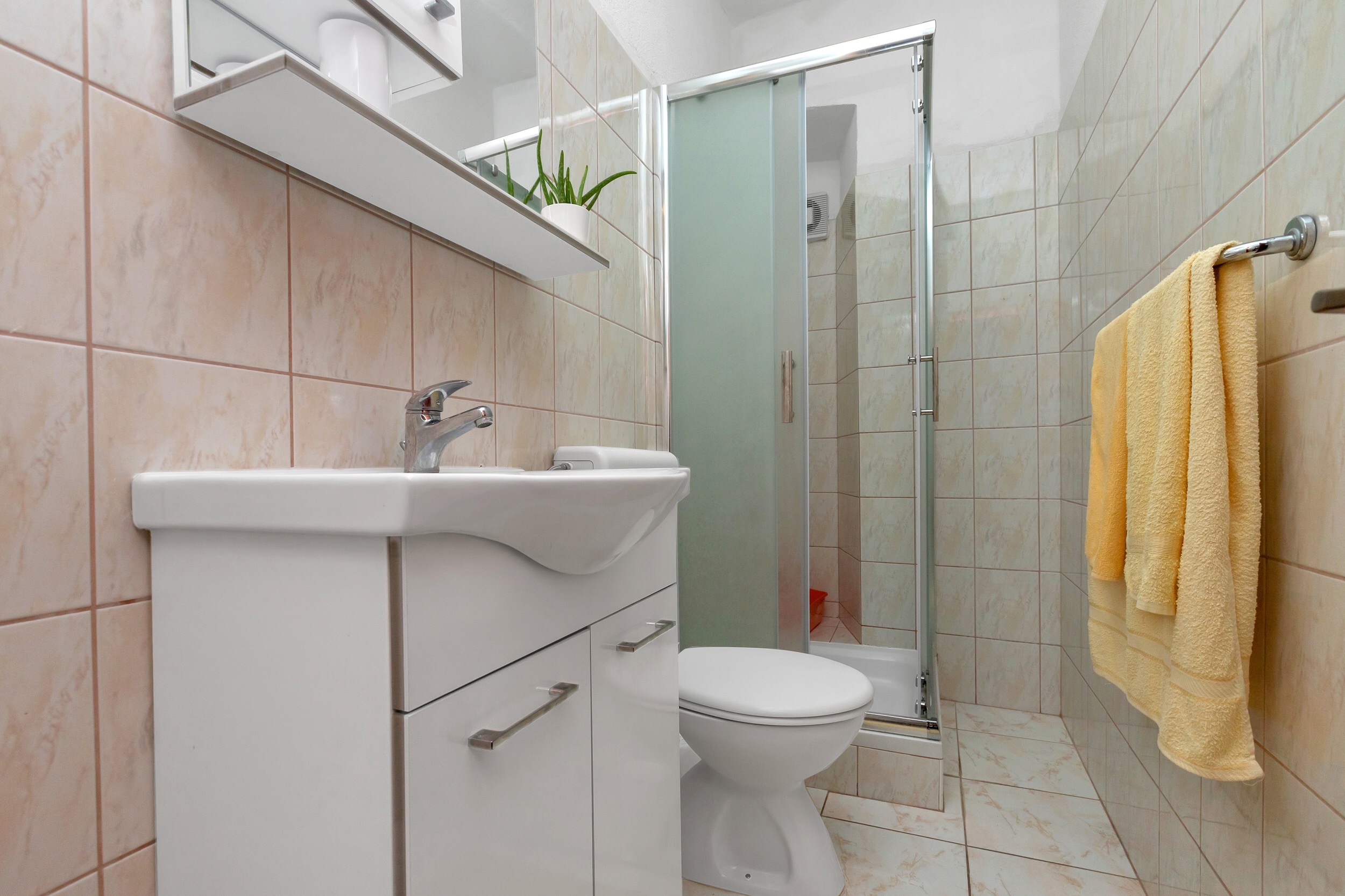 Three bedroom apartment near beach Igrane, Makarska  A-a