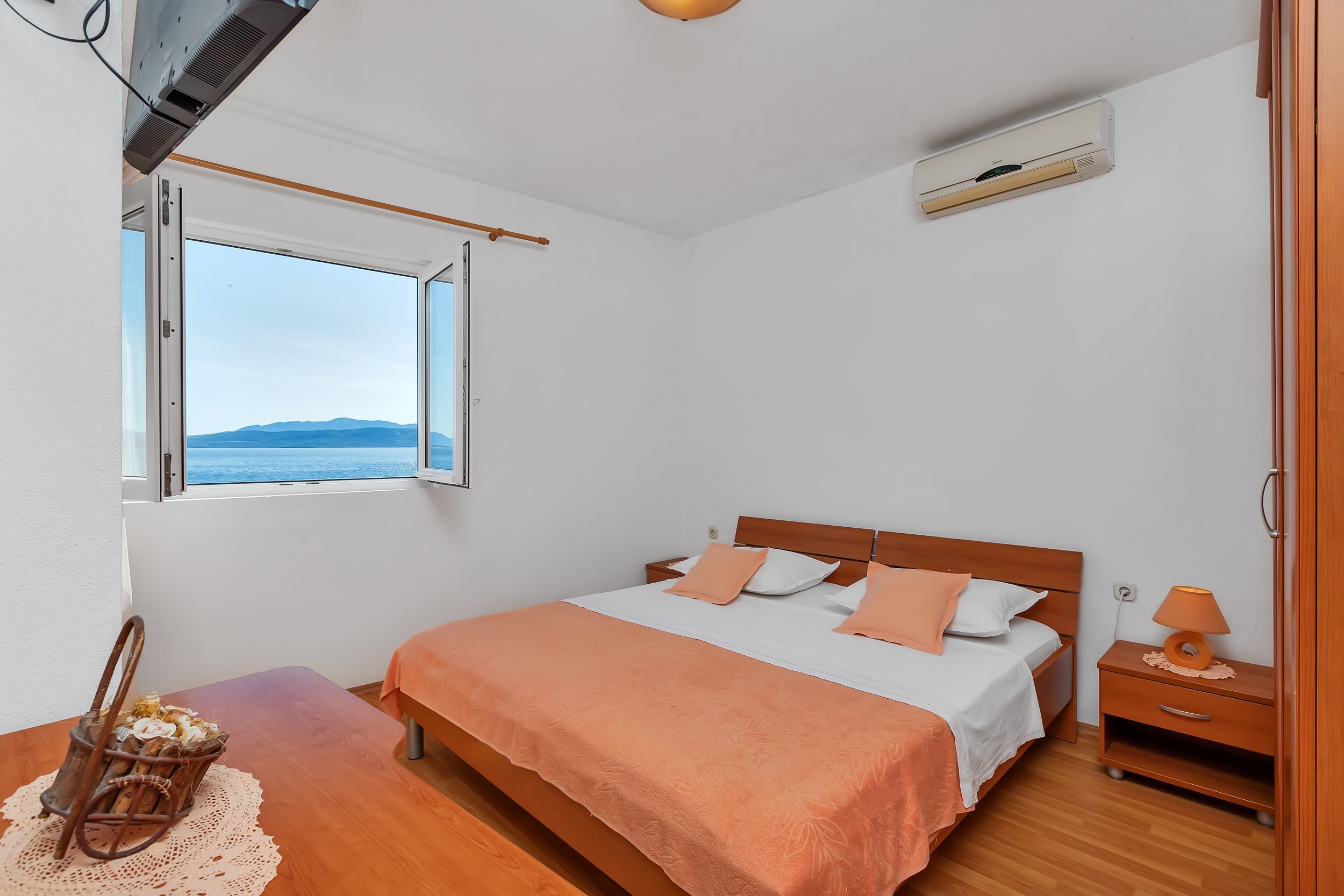 Three bedroom apartment near beach Igrane, Makarska  A-a