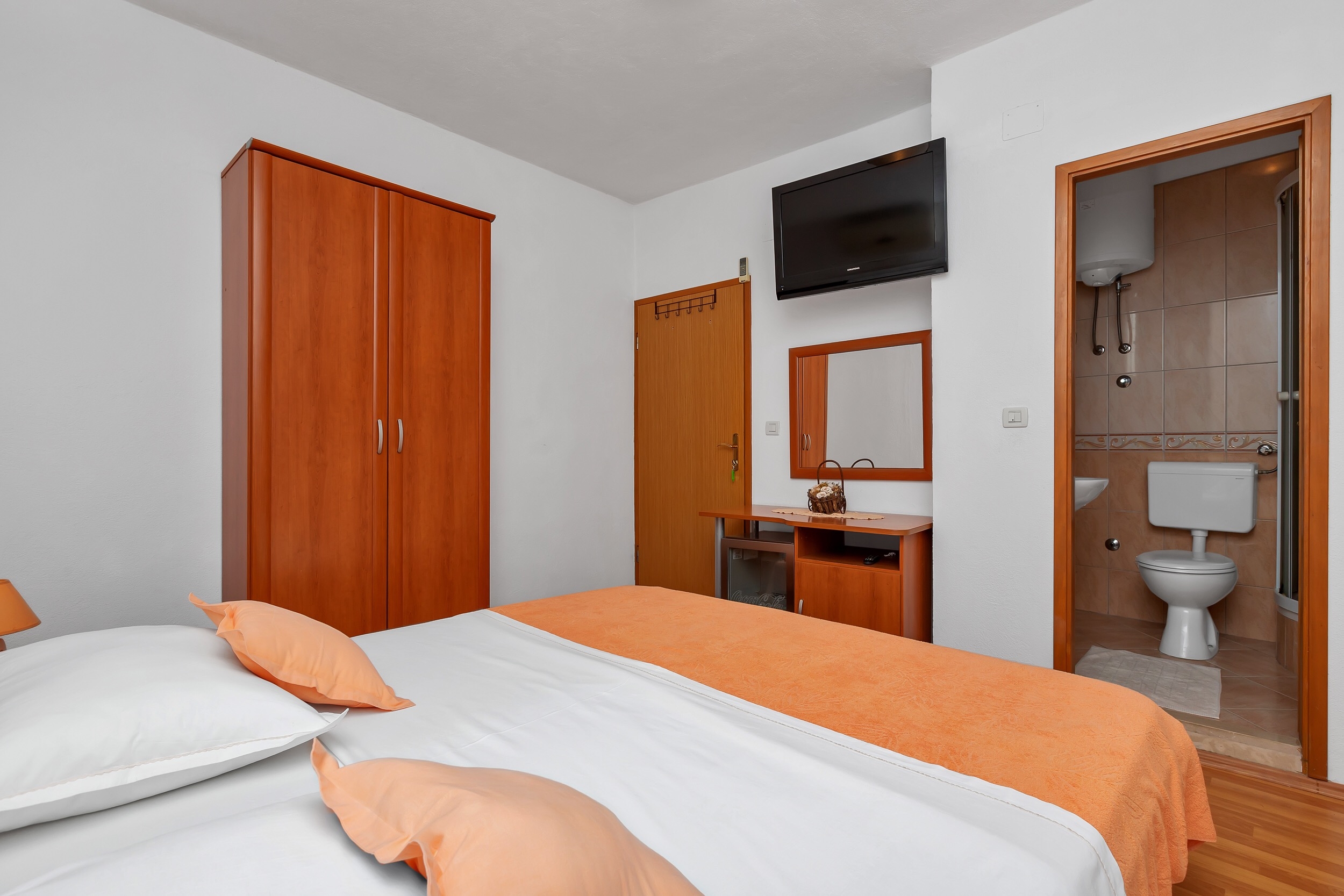 Three bedroom apartment near beach Igrane, Makarska  A-a