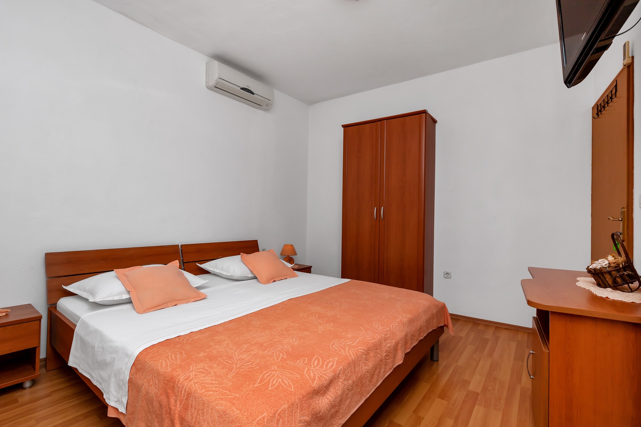 Three bedroom apartment near beach Igrane, Makarska  A-a
