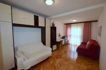 Malinska, Obývací pokoj v ubytování typu apartment, s klimatizací a WiFi.